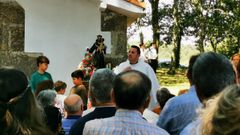 El cura Ferm�n Santiago Iglesias en la capilla de Guindiboo, en Montaos. Tras los cambios anunciados por el Arzobispado de Santiago este mi�rcoles, pasar� a atender parroquias de Valga y Catoira despu�s de un paso fugaz por la comarca de Ordes