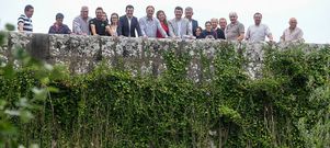 El conselleiro de Cultura, Rom�n Rodr�guez con representantes de su  �rea y de los concellos de Cruces y Boqueix�n y vecinos en Ponte Ledesma.