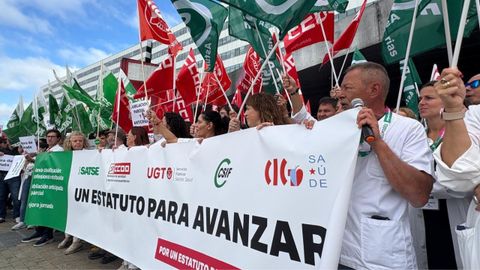 Trabajadores del Sistema Nacional de Salud (SNS) se han manifestado hoy en el HUCA