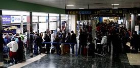 El aeropuerto de Santiago, tras la cancelaci�n de varios vuelos, esta ma�ana