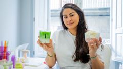 Mar�a Silva, Assteria, con algunas de las velas que confecciona desde casa