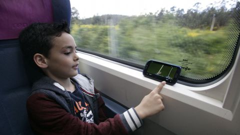 Este joven viajero aprovecha el desplazamiento para consultar su recorrido en un GPS