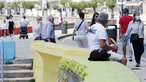 Mucho ajetreo en el paseo de Siglar (Sanxenxo)