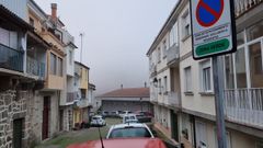 Se�alizaci�n vertical indica en qu� zonas pueden aparcar solo los residentes del casco hist�rico de Ribadavia.