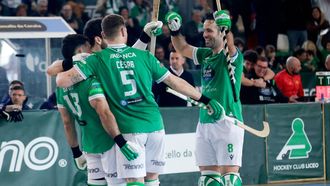 Los jugadores del Liceo se abrazan tras marcar un gol esta temporada.