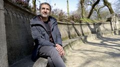 O compositor leridano Xavier Font, de 48 anos, asegura inspirarse paseando por Santiago. Para a foto s�ntase no banco dos susurros da Alameda, un dos primeiros rinc�ns que descubriu. �G�stame moito. Amplifica de forma natural a ac�stica do palco de m�sica�, recalca