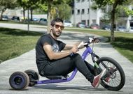 Adri�n Costas en uno de los veh�culos dise�ados y fabricados por �l. 