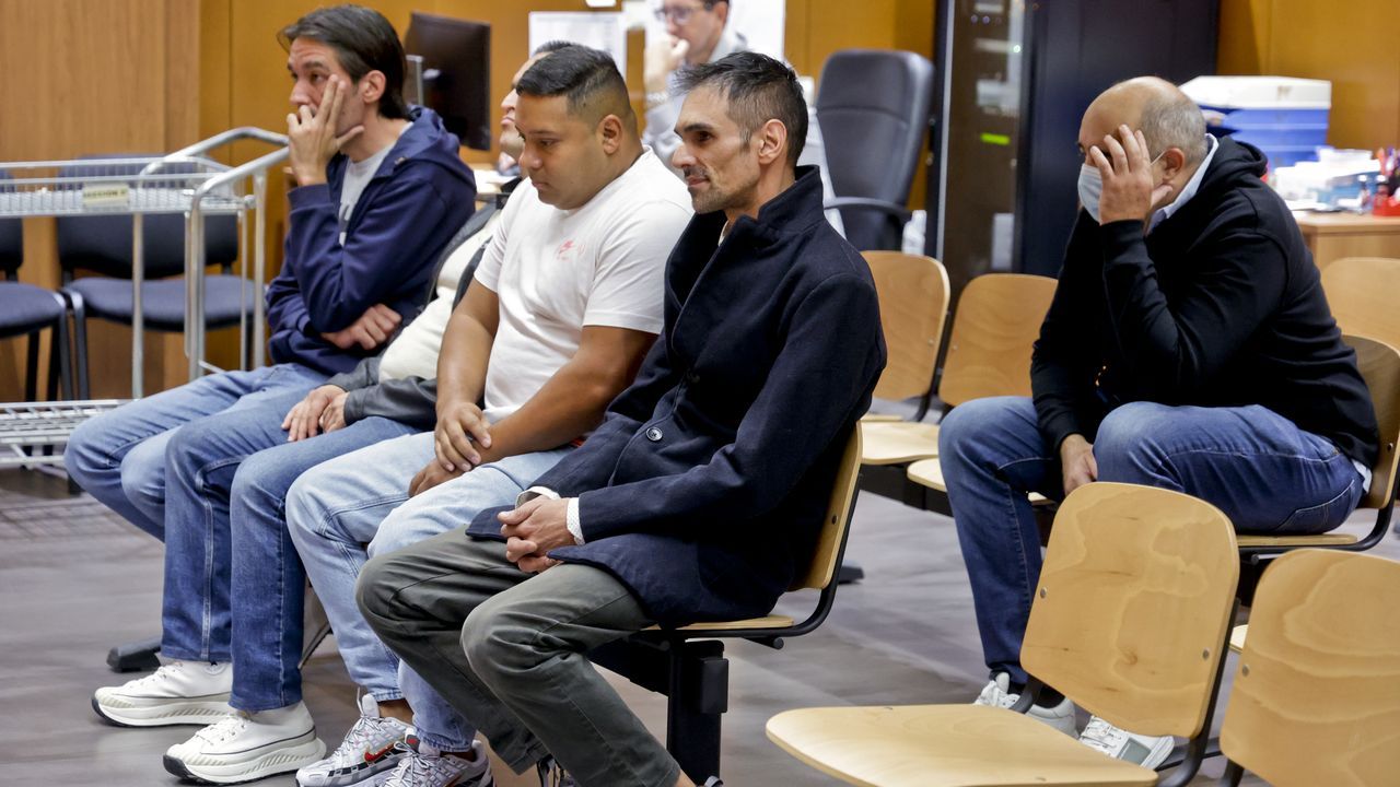 Un camión en Madrid y reuniones «sospechosas» sientan en el banquillo a una banda dedicada al tráfico de drogas en Galicia