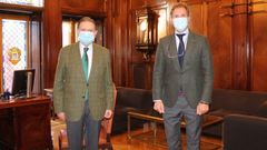 Por la izquierda, Alfredo Canteli, alcalde de Oviedo, y C�sar L�pez S�nchez, director de relaciones institucionales de Carrefour Asturias