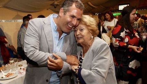 Carmen Vaz, que muri� en Pontevedra a los 95 a�os, con su nieto Rafa Dom�nguez.