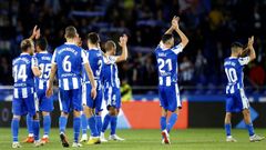 Los deportivistas saludan a la afici�n tras el partido del pasado viernes