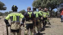Efectivos del cuerpo de bomberos acuden al lugar donde una persona falleci el 25 de julio del 2023 al estrellarse una avioneta cerca de Mrida, en las proximidades del embalse de Proserpina.