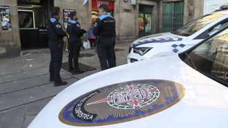 En una imagen de archivo, agentes de la Polic�a Local de Santiago durante un operativo en la plaza de O Toural.