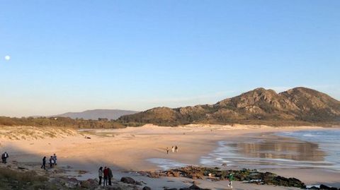 La playa de Area Maior es una de las más concurridas del municipio, por eso el ejecutivo quiere ordenar sus accesos.