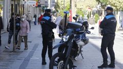 Dos polic�as locales, este domingo vigilando una calle en Vigo