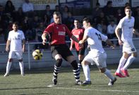 El futbolista del Outes David Sampedro (con camiseta roja) lucha por el bal�n ante la presi�n de V�a. 