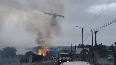 Un incendio mantiene en alerta O Cumial y Seixalbo (Ourense).
