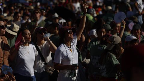 Cientos de fieles ya esperan la llegada del papa Le�n XIV en la plaza de Lima