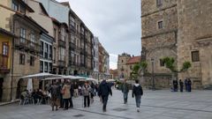 Avil�s. Gente en terrazas. Turismo.