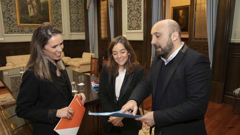 Mnica Martnez, concejala que acaba de dejar Ciudadanos, junto a la alcaldesa Ins Rey y el portavoz del gobierno local, Jos Manuel Lage, en imagen de archivo 