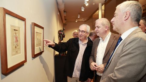 Xess Carballido explicando una de sus piezas en la inauguracin de la muestra