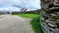 Excrementos de perro, dentro de una bolsa en el adarve de la Muralla de Lugo