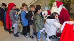 Na Laracha, os escolares gozan estes d�as dun festival de teatro�con motivo do�Nadal