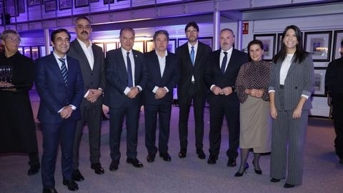 De izquierda a derecha: José Manuel Rey Varela, alcalde de Ferrol; Daniel Pérez, alcalde de Carballo; José Crespo, alcalde de Lalín; Miguel Anxo Fernández Lores, alcalde de Pontevedra; Carlos Calvelo, alcalde de Arteixo; José Ramón Rioboo, alcalde de Culleredo; Mariña Gueimunde, alcaldesa de Viveiro, y María Sampedro, alcaldesa de Ribeira