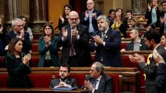 La soledad de Torra y la fractura independentista. Quim Torra fue arropado ayer nicamente por los diputados de Junts, que se pusieron en pie y aplaudieron su intervencin, mientras que los de ERC le hicieron el vaco, se mantuvieron sentados y no le aplaudieron