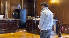 El hombre acusado de maltratar a su pareja y no dejarla salir sola a la calle, en una imagen tomada este jueves en la Audiencia.