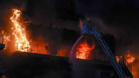 Bomberos trabajan en el incendio declarado en el barrio de Campanar.