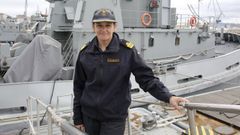 Anita S�nchez Pandal, retratada este martes delante de uno de los remolcadores del Arsenal Militar