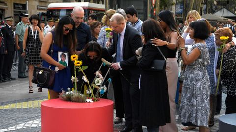 Ofrenda floral en el mosaico de Joan Mir de La Rambla de Barcelona.