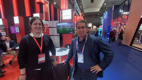 Marta Perezagua y Antonio Rodr�guez del Corral, de la tecnol�gica coru�esa Cinfo, en el Mobile de Barcelona.