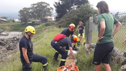 El equipo de emergencias atendiendo al ciclista herido en Colunga.