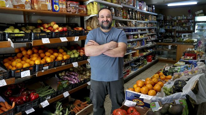 Manolo, de Frutas Sita, en San L&aacute;zaro: &laquo;<span lang= gl >Estou contento; g&uacute;stame moito ou trato coa xente</span>&raquo;
