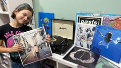 Cayetana Feteira tiene con 8 a�os su propio tocadiscos y varios �lbumes