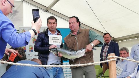 El pescador del campanu Fernando L�pez Castro entre el campanu, pescado en el Cares, al representante del restaurante El Bosque, de Oviedo
