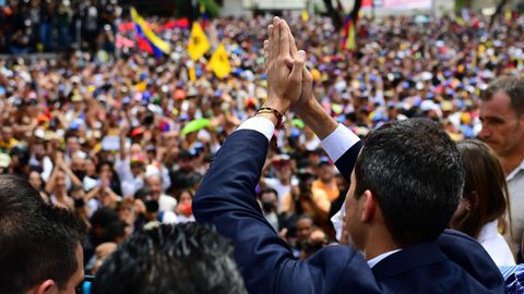 Tras su llegada a la capital venezolana, Guaid� particip� en un acto multitudinario en la plaza Alfredo Sadel