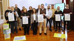 La alcaldesa, In�s Rey, en el centro, junto a representantes vecinales y de la hosteler�a de A Coru�a