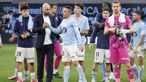 Claudio Gir&aacute;ldez y algunos de sus jugadores, tras el Celta-Betis.