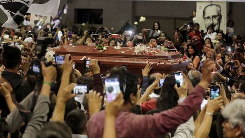 Cientos de seguidores dieron su �ltimo adi�s en Lima al expresidente Alan Garc�a