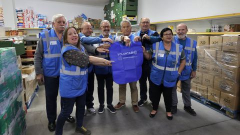 Los voluntarios del Banco de Alimentos con el presidente provincial, José Ramón Santamaría, y el responsable en Pontevedra, José Luis Doval