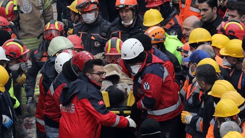 Miembros del dispositivo de rescate evac�an al joven de 16 a�os que sobrevivi� 45 horas bajo los escombros del edificio de Estambul