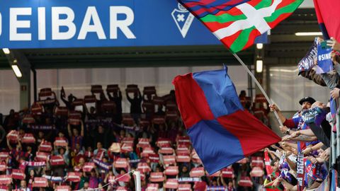 Aficionados del Eibar antes del inicio del encuentro correspondiente a la vuelta de las semifinales de los playoff por el ascenso a Primera Divisi�n que Eibar y Oviedo disputan hoy mi�rcoles en el estado de Ipurua