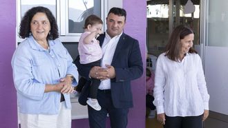 La delegada de la Xunta en A Coru�a, Bel�n do Campo (izq.), visit� ayer las instalaciones en compa��a del alcalde de Laxe, Francisco Charl�n Or�ns.
