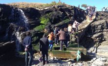 <span lang= es-es >La playa sufre el efecto de los temporales del mar</span>. La imagen, de ayer por la ma�ana, muestra el acceso a As Catedrais, con la pasarela colgando del aire tras retirar el mar la arena en la que se apoyaba. Acisa-Ribadeo pide que se mejore este acceso. 