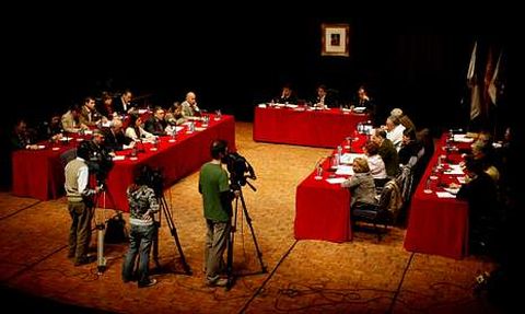 El pleno de la corporaci�n, en una sesi�n plenaria en el Teatro Principal de Pontevedra.