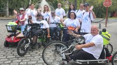 En primer trmino, Concha, Aitor, Jos, Toi y Luis, acompaados de las voluntarias de la asociacin ASCM, al comienzo de la ruta, a su paso por el Museo Naval de Ferrol