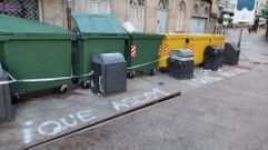 Contenedores con pintadas en el suelo en la Praza do Reloxio en Mar�n